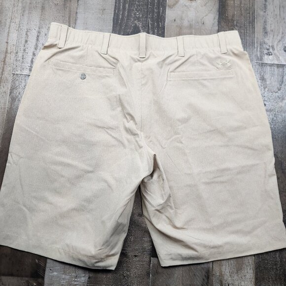 Mens Under Armour size 40 Vented Beige Loose Heat Gear Flat Front Golf Shorts - Picture 2 of 9